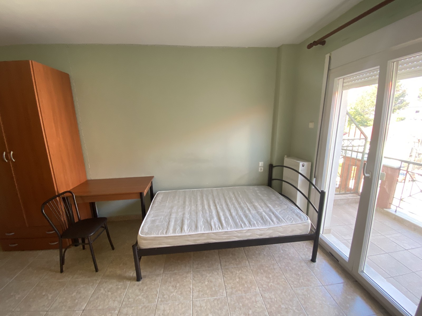 8 Ενοικιάζονται,στούντιο